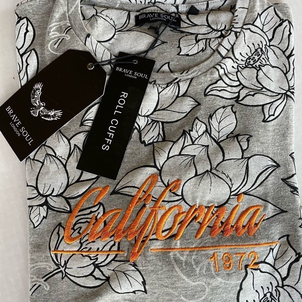 NEW Unisex Waldo Roll Cuff Short Sleeve Floral Tee Size M
